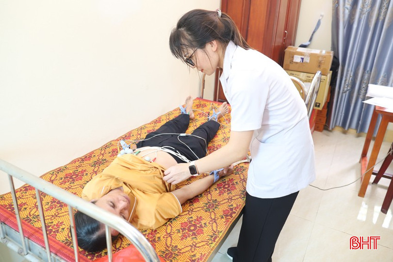 Bệnh nhân được siêu âm ổ bụng. img-6063-5748.jpg