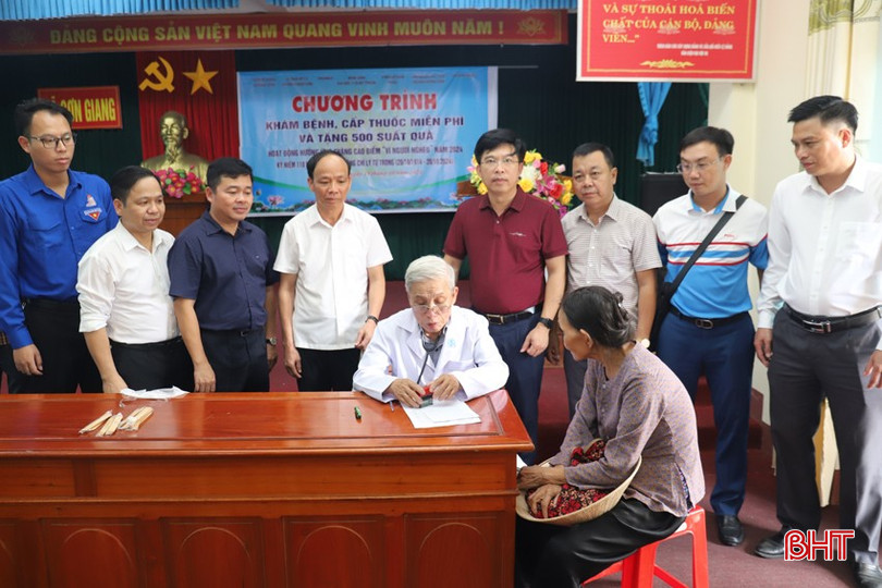Đ ội ngũ y, bác sỹ gần 30 người thực hiện khám, tư vấn bệnh cho người cao tuổi ở Hương Sơn. img-6023-1909.jpg