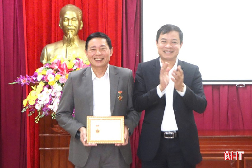 Ông Phan Văn Khanh - Chủ tịch Hội Nông dân huyện Hương Sơn nhận Kỷ niệm chương vì sự nghiệp VAC của Hội Làm vườn Việt Nam. bqbht_br_z5981346218885-0ef3dc01d9c195e1bf5e60d35cc305df.jpg