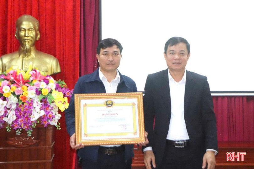 Ông Phan Trọng Nam – Chủ tịch Hội làm vườn xã Kim Hoa vinh nhận bằng khen của Trung ương Hội Làm vườn Việt Nam. bqbht_br_z5981346224874-f3a8f4d11f2fc9c530473c41a195f660.jpg