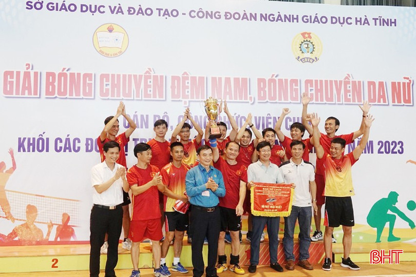Thầy Tống Trần Đức (người cầm cup) tại lễ trao thưởng đội giải nhất môn bóng chuyền đệm năm 2023. hn-2-1-5990.jpg