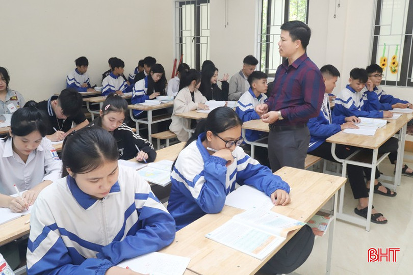 Thầy Đức trong giờ học Địa lý tại Trường THPT Cao Thắng. img-4308-7551.jpg