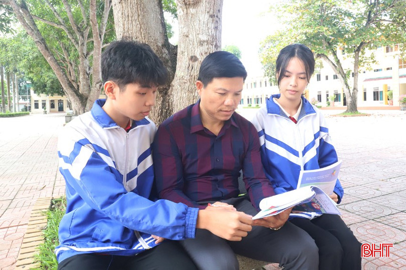 Thầy Đức giải đáp những thắc mắc cho các em học sinh tại sân trường. img-4374-5000.jpg