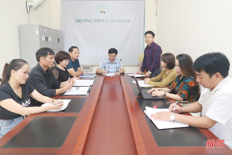 Thầy Tống Trần Đức (người đứng) phát biểu trong một buổi họp tại Trường THPT Cao Thắng. img-4363-6087.jpg