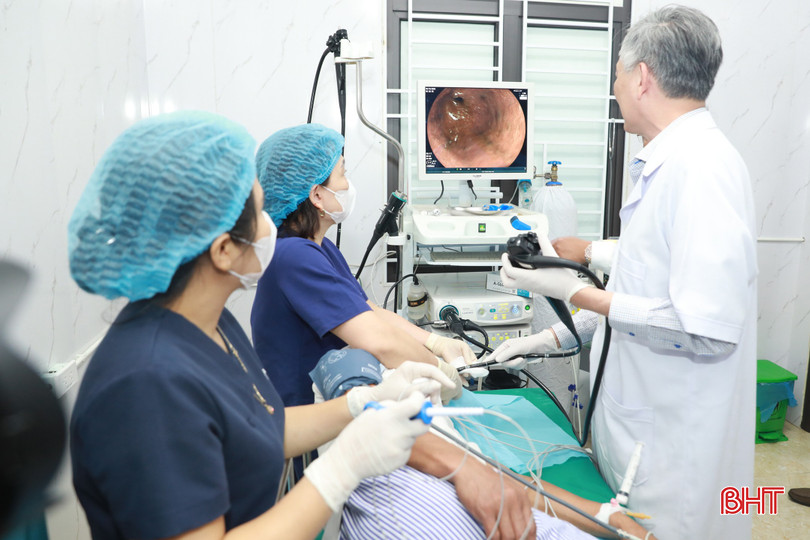 GS.TS Đào Văn Long hướng dẫn các nhân viên y tế thực hành khám nội soi 712a1816-7385.jpg