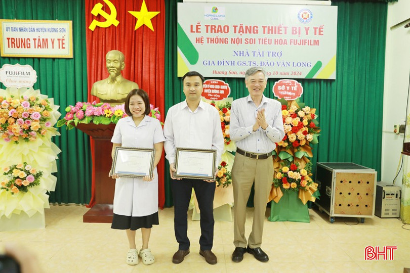 Cũng tại buổi lễ GS.TS Đào Văn Long đã trao chứng chỉ hoàn thành khóa nội soi cho 2 bác sỹ tại Trung Tâm Y tế Hương Sơn 712a1804-8341.jpg