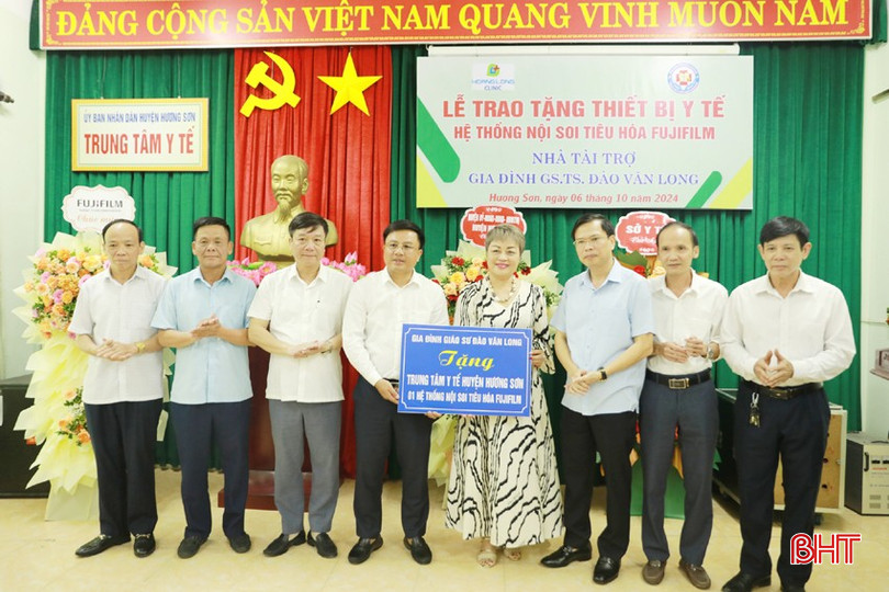Gia đình GS.TS Đào Văn Long trao tặng hệ thống máy nội soi tiêu hóa cho Trung tâm Y tế Hương Sơn 712a1790-7531.jpg