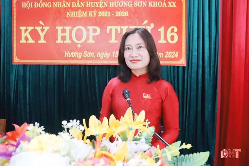 Bà Hà Thị Huyền - Phó Chủ tịch HĐND huyện Hương Sơn báo cáo hoạt động của HĐND huyện, Thường trực HĐND huyện và các ban HĐND huyện 6 tháng đầu năm 2024.