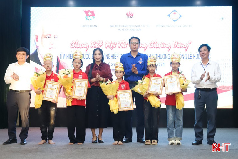 Trần Đình Nghĩa (thứ 2 từ trái sang) nhận giải khuyến khích tại cuộc thi rung chuông vàng "Tìm hiểu thân thế, sự nghiệp Đại danh y Hải Thượng Lãn Ông Lê Hữu Trác" bqbht_br_img-6500.jpg