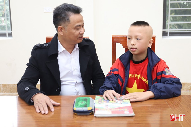 Nghĩa chia sẻ ước mơ sau này sẽ trở thành giáo viên dạy tiếng Anh với Hiệu trưởng Trường Tiểu học Sơn Bình. bqbht_br_img-8804.jpg