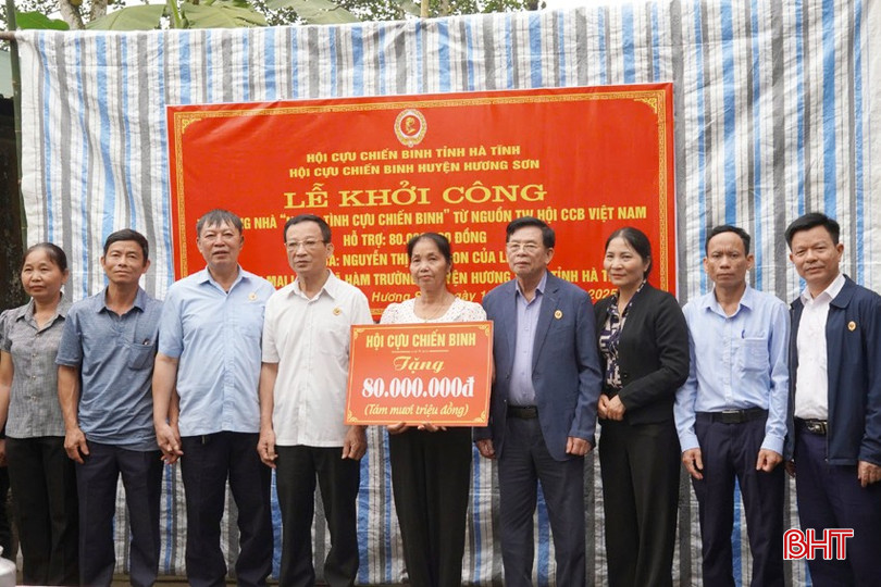 Trao biểu trưng hỗ trợ 80 triệu đồng của Trung ương Hội CCB cho bà Nguyễn Thị Thu. bqbht_br_z6408455737814-d17b6fd3feab2f5d43167a268a41fa20.jpg