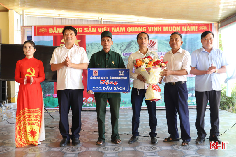 Chủ tịch Ủy ban MTTQ tỉnh Trần Nhật Tân tặng 500 đầu sách cho Ngôi nhà trí tuệ ở thôn Hạ Vàng. IMG_2352.JPG