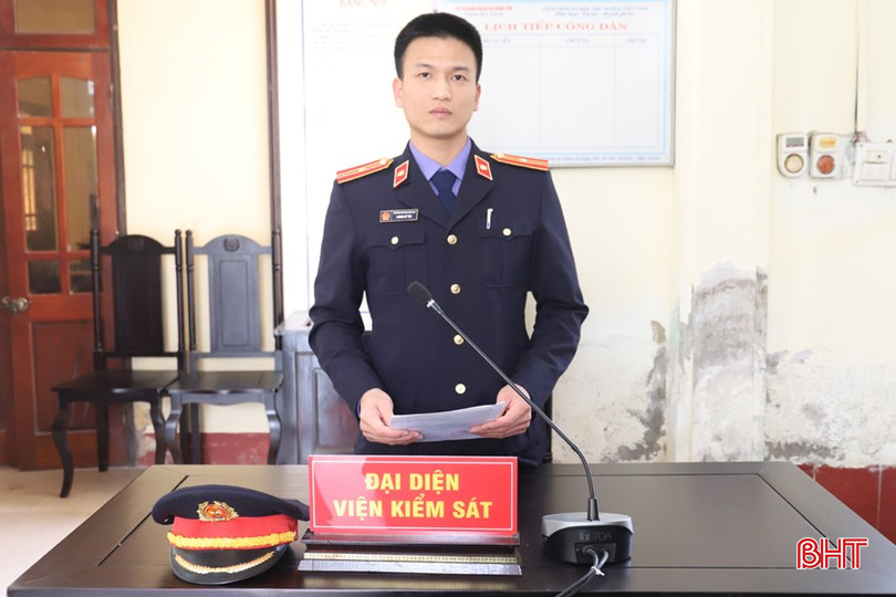 Đại diện Viện KSND Hương Sơn công bố cáo trạng. bqbht_br_img-4973.jpg