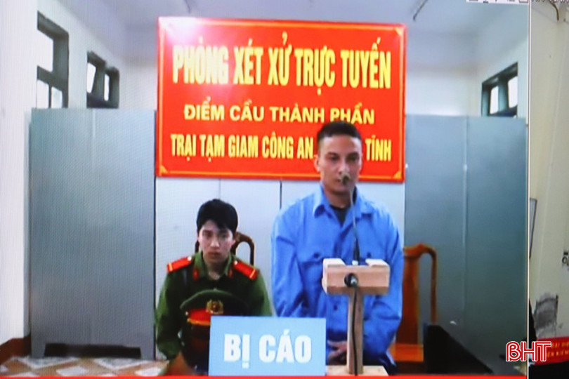 Nguyễn Xuân Hậu tại điểm cầu Trại giam Công an Hà Tĩnh. bqbht_br_pham.jpg