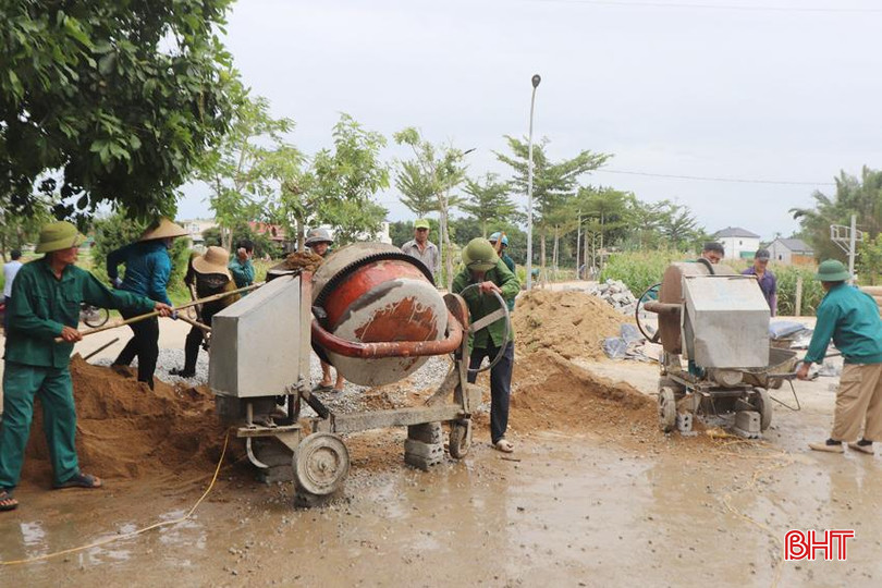 Người dân thôn Ao Tròn, xã Sơn Tiến tham gia làm đường giao thông trục xã Lễ - Tiến. z5690796166039_91662298407b254db5d804ee0836800e.jpg