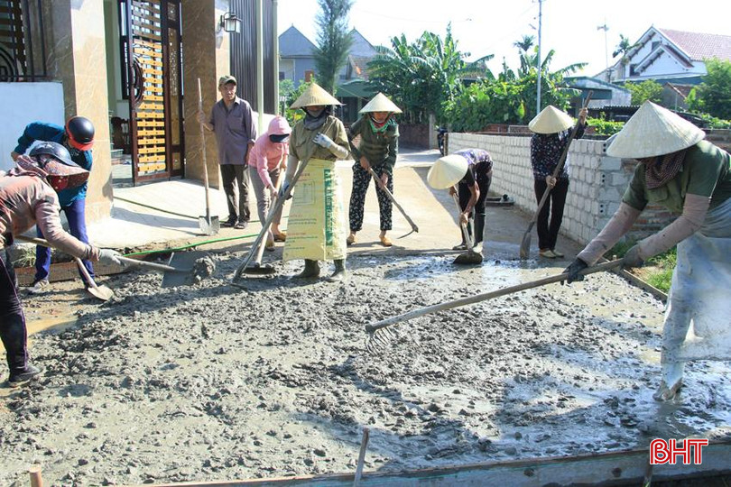 Bà con nhân dân thôn Ao Tròn, xã Sơn Tiến tham gia mở rộng đường giao thông liên thôn. IMG_7529.JPG