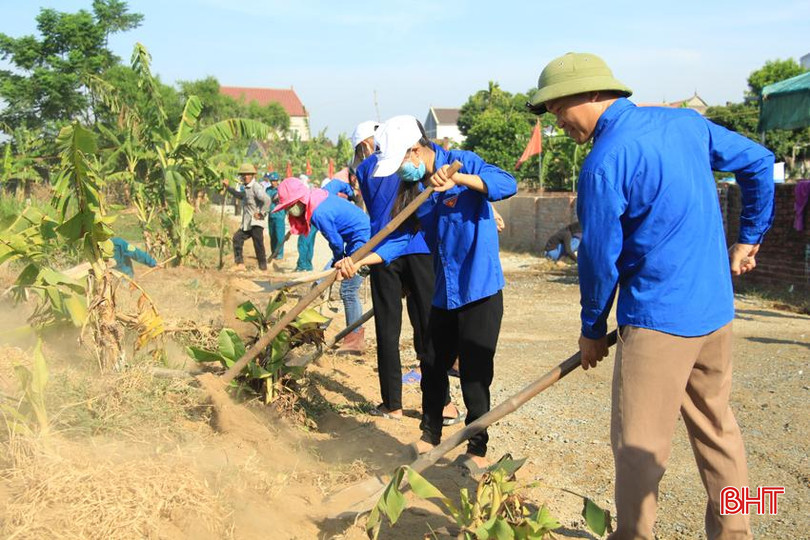 Người dân và đoàn viên thanh niên tham gia mở rộng lòng lề đường tại thôn Tiến Thịnh, xã An Hòa Thịnh. IMG_7444.JPG