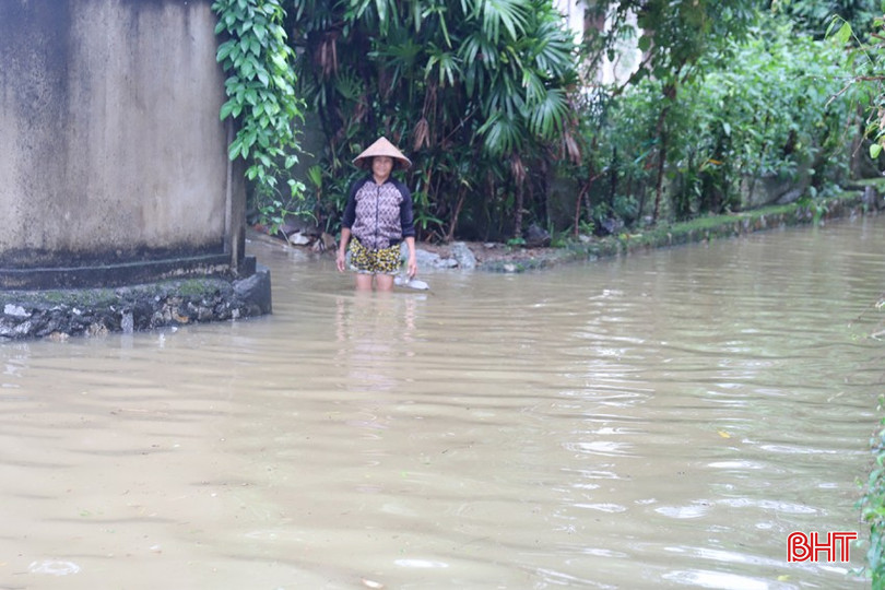 Do ảnh hưởng của mưa lớn, nhiều địa bàn ở Hương Sơn bị ngập cục bộ; một số tuyến đường ở xã Sơn Giang bị ngập sâu trong nước từ 60 - 80cm. IMG_3629.JPG
