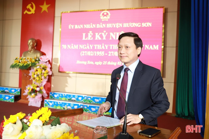 Phó Chủ tịch UBND Hương Sơn Hồ Thái Sơn ôn lại truyền thống 70 năm của ngành y tế nói chung, Trung tâm Y tế Hương Sơn nói riêng. bqbht_br_img-3016.jpg