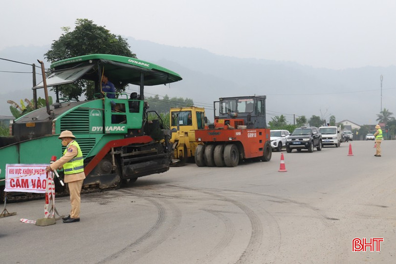 Lực lượng chức năng phân luồng đảm bảo an toàn cho các phương tiện qua lại trên tuyến QL8A bqbht_br_img-8394.jpg