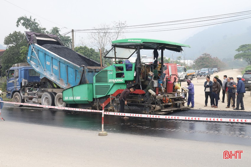 Các phương tiện tiến hành thảm nhựa tuyến đường. bqbht_br_img-8424.jpg