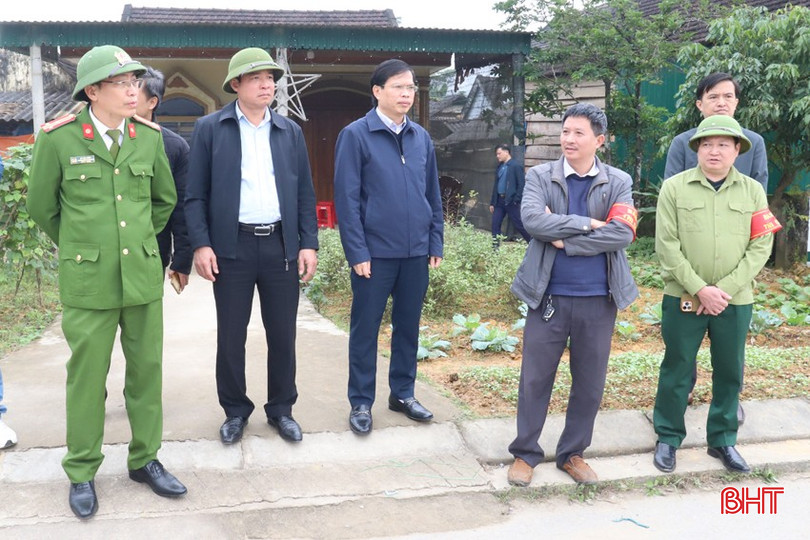 Lãnh đạo huyện Hương Sơn có mặt tại hiện trường bảo vệ thi công trong sáng 31/12. bqbht_br_img-8396.jpg