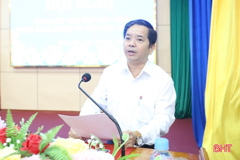Bí thư Huyện ủy Hương Sơn Bùi Nhân Sâm: Đề nghị ngành GD&ĐT huyện tập trung đổi mới căn bản GD&ĐT, tăng cường giáo dục chính trị tư tưởng cho các thầy cô giáo và các em học sinh. UBND huyện tạo điều kiện hỗ trợ cơ sở vật chất, đầu tư trang thiết bị dạy và học để đáp ứng yêu cầu trong tình hình mới. IMG_1811.JPG