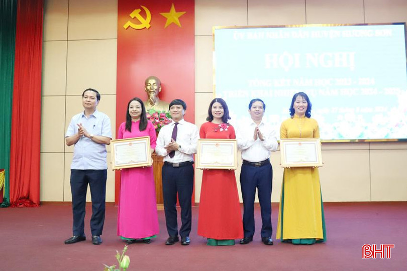 ...trao danh hiệu tập thể xuất sắc cho các đơn vị. IMG_1831.JPG