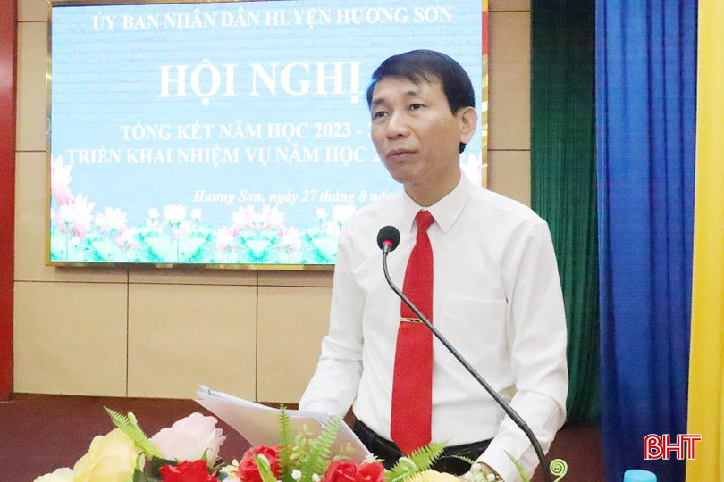 Trưởng phòng GD&ĐT huyện Hương Sơn Nguyễn Trường Giang báo cáo tại hội nghị. IMG_1786.JPG