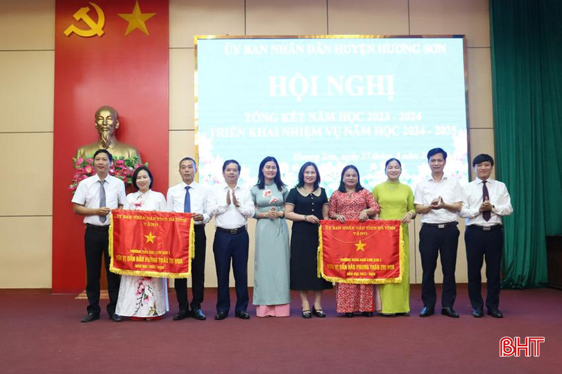 Lãnh đạo huyện Hương Sơn trao cờ thi đua xuất sắc của UBND tỉnh cho tập thể Trường Mầm non Sơn Kim 1 và Trường Tiểu học Sơn Kim 1. IMG_1825.JPG