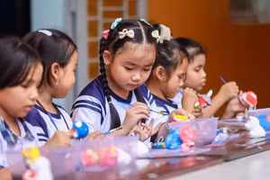 Đề xuất miễn, giảm học phí và hỗ trợ BHYT cho gia đình sinh hai con gái