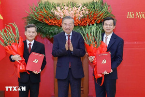 Tổng Bí thư Tô Lâm trao quyết định của Bộ Chính trị phân công, bổ nhiệm cán bộ