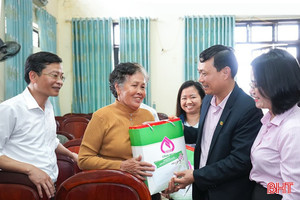 Công đoàn Ngân hàng Chính sách xã hội trao quà Tết cho người dân