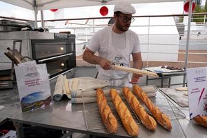 Ngôi làng vận động viên tràn ngập mùi bánh mỳ nướng tại Olympic Paris