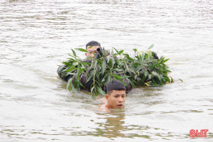 Bộ đội thực hành vượt sông chiến đấu trong giá lạnh