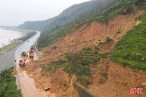 Gấp rút thông tuyến tại điểm sạt lở trên đường ven biển 