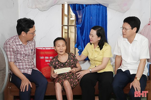 Trưởng ban Tổ chức Tỉnh ủy thăm hỏi, tặng quà người có công, gia đình chính sách