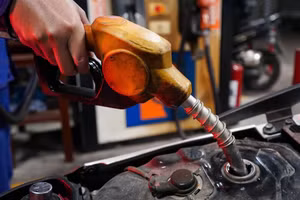 Giá xăng giảm về sát 23.000 đồng