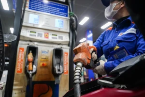 Giá xăng giảm hơn 5.600 đồng một lít