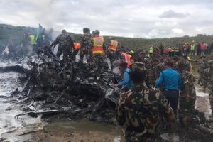 Máy bay Nepal trượt khỏi đường băng và bốc cháy, 18 người chết