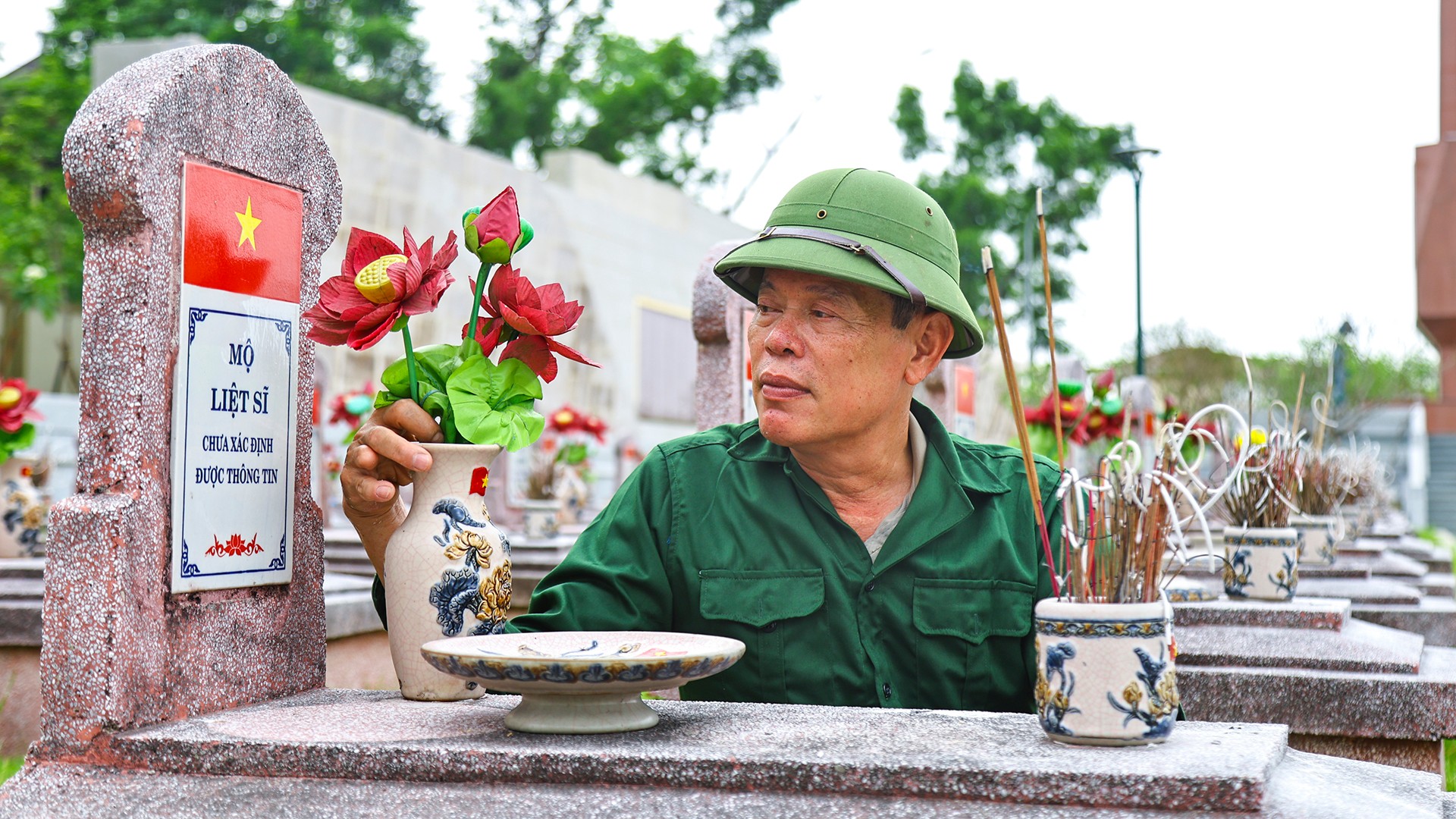 Tôi luôn tự nhủ phải chăm sóc họ bằng tất cả sự tận tâm, như chăm sóc chính người thân của mình. Từng nhành cỏ được nhổ đi, từng vết bụi được lau sạch, tất cả đều được thực hiện trong sự cẩn trọng và kính cẩn.