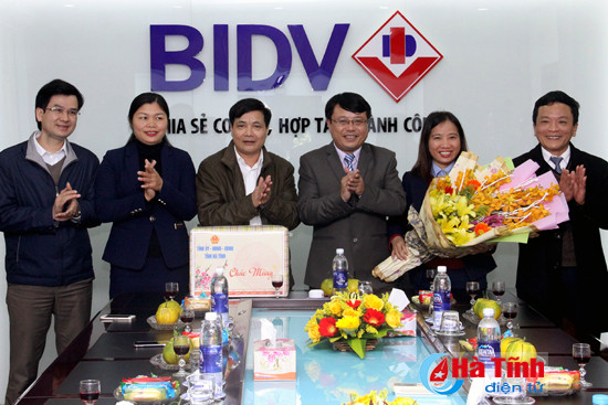 lanh dao tinh chuc mung cac don vi trong khoi tai chinh ngan hang