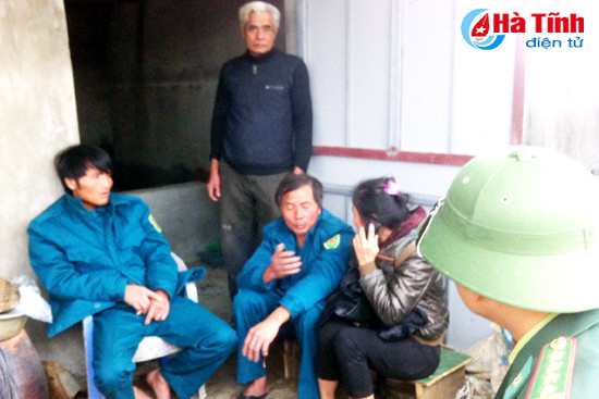 hai cha con thoat chet khi bi song bien danh chim thuyen