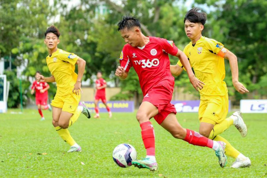 U17 Hồng Lĩnh Hà Tĩnh (áo vàng) vẫn bất bại ở U17 quốc gia năm nay với 11 trận thắng, 1 trận hòa. IMG_4023-e1720786084450.jpg