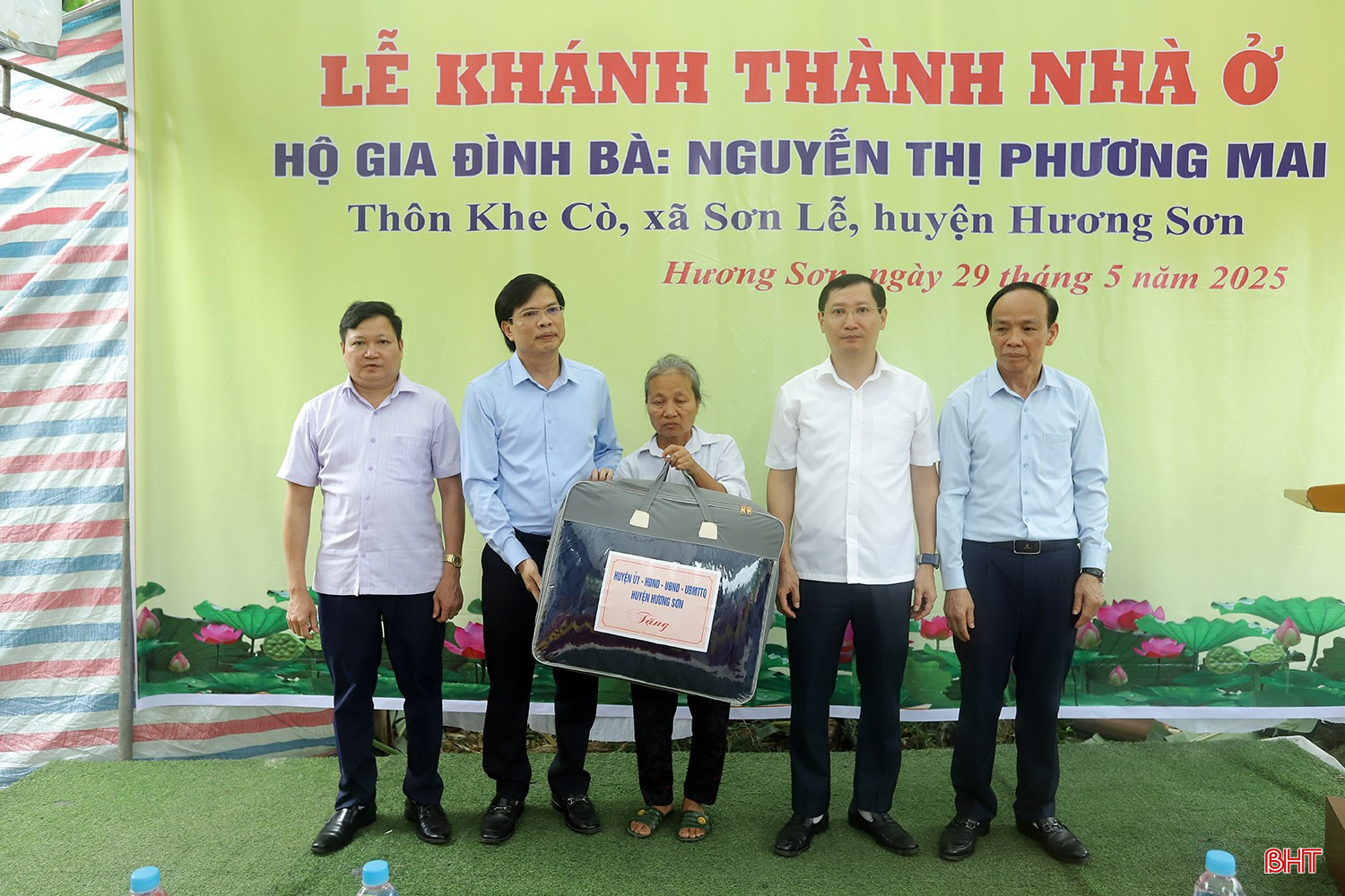 Lãnh đạo huyện Hương Sơn trao quà tặng cho hộ gia đình bà Nguyễn Thị Phương Mai... bqbht_br_xoa-nha-tam-08.jpg