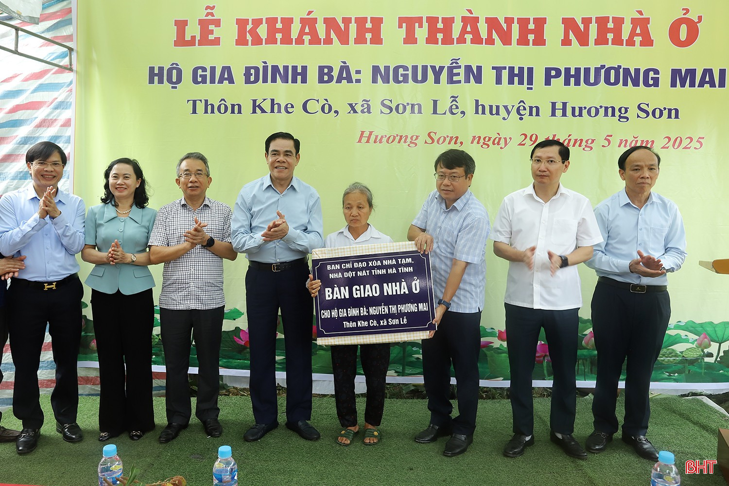 ...và gia đình bà Nguyễn Thị Phương Mai (thôn Khe Cò, xã Sơn Lễ, huyện Hương Sơn). bqbht_br_xoa-nha-tam-6.jpg