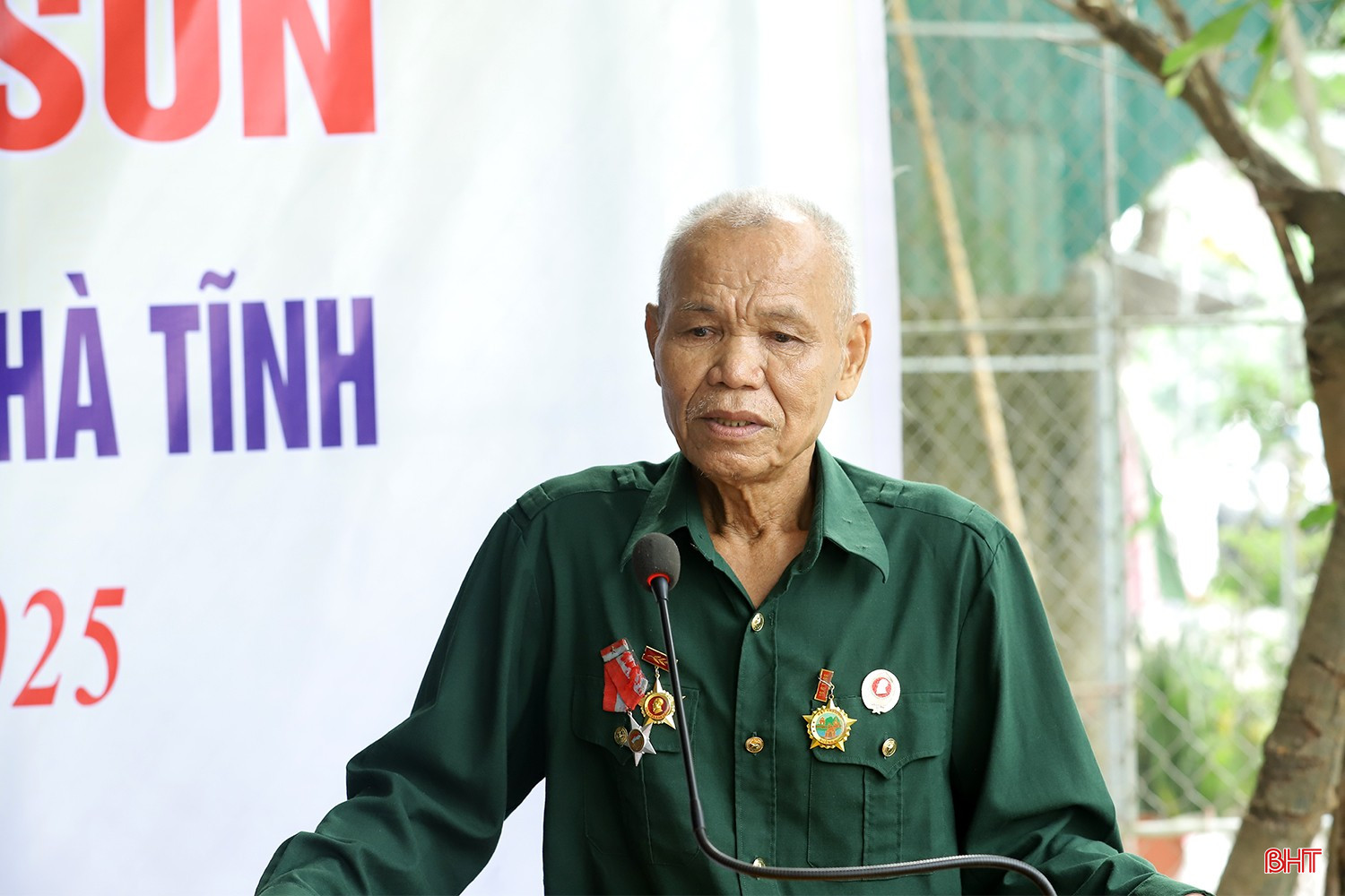 Ông Phan Văn Sơn gửi lời cảm ơn tới sự quan tâm của các ban ngành cấp tỉnh, chính quyền địa phương và cộng đồng đã quan tâm, hỗ trợ gia đình có ngôi nhà mới khang trang. bqbht_br_xoa-nha-tam-8.jpg