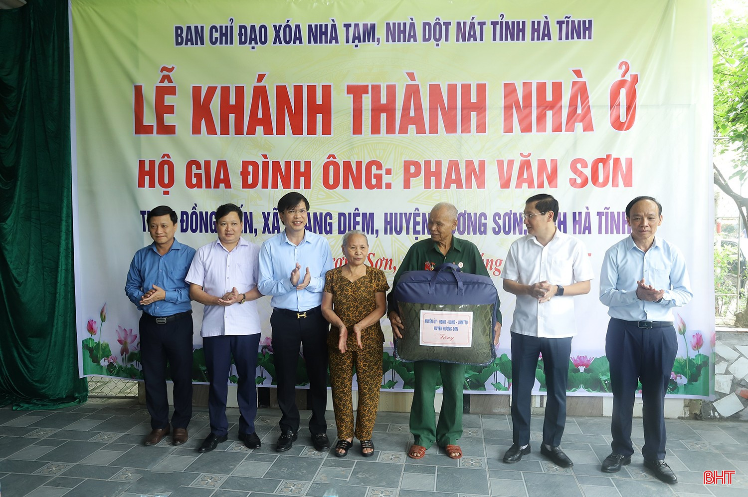 ...và hộ gia đình ông Phan Văn Sơn. bqbht_br_xoa-nha-tam-85a.jpg