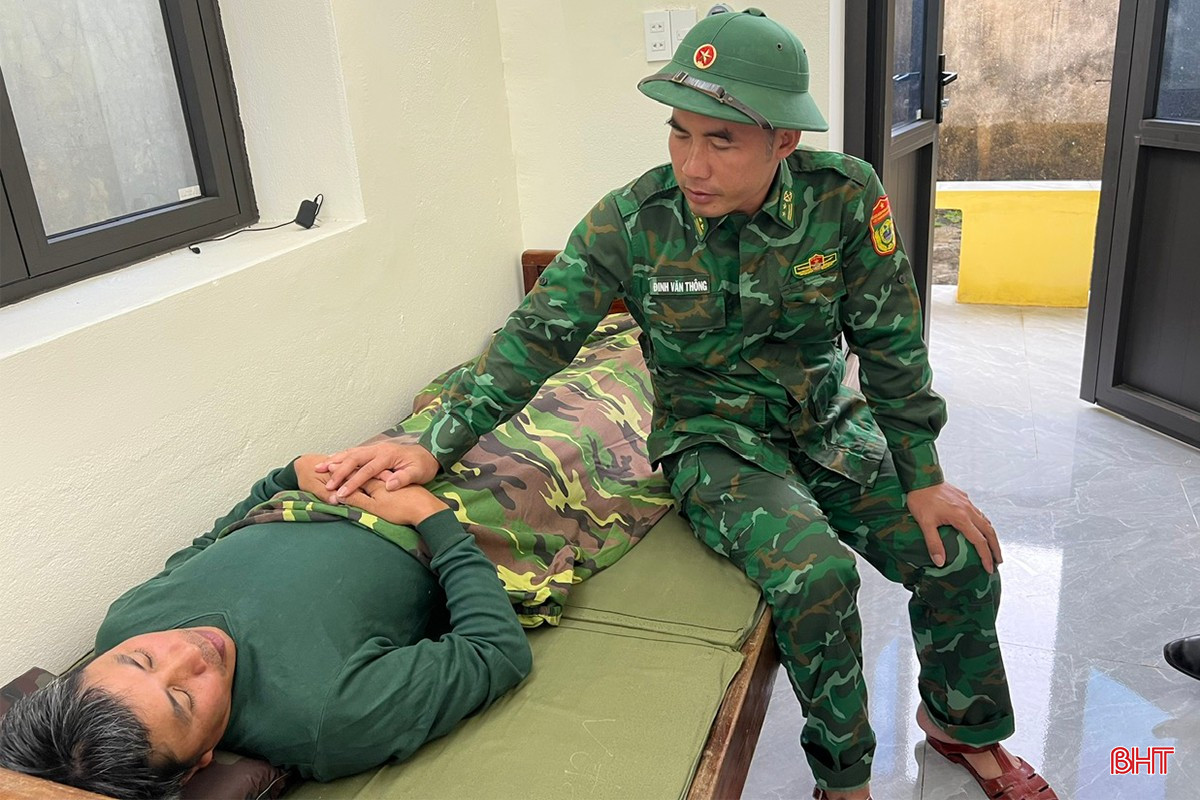 Ông Đỗ Sỹ Thường (SN 1978, quê tỉnh Thái Bình) - thuyền phó tàu Công Thành 07, là người được tìm thấy đầu tiên sau nhiều giờ trôi dạt trên biển. bqbht_br_cuuc-ho.jpg