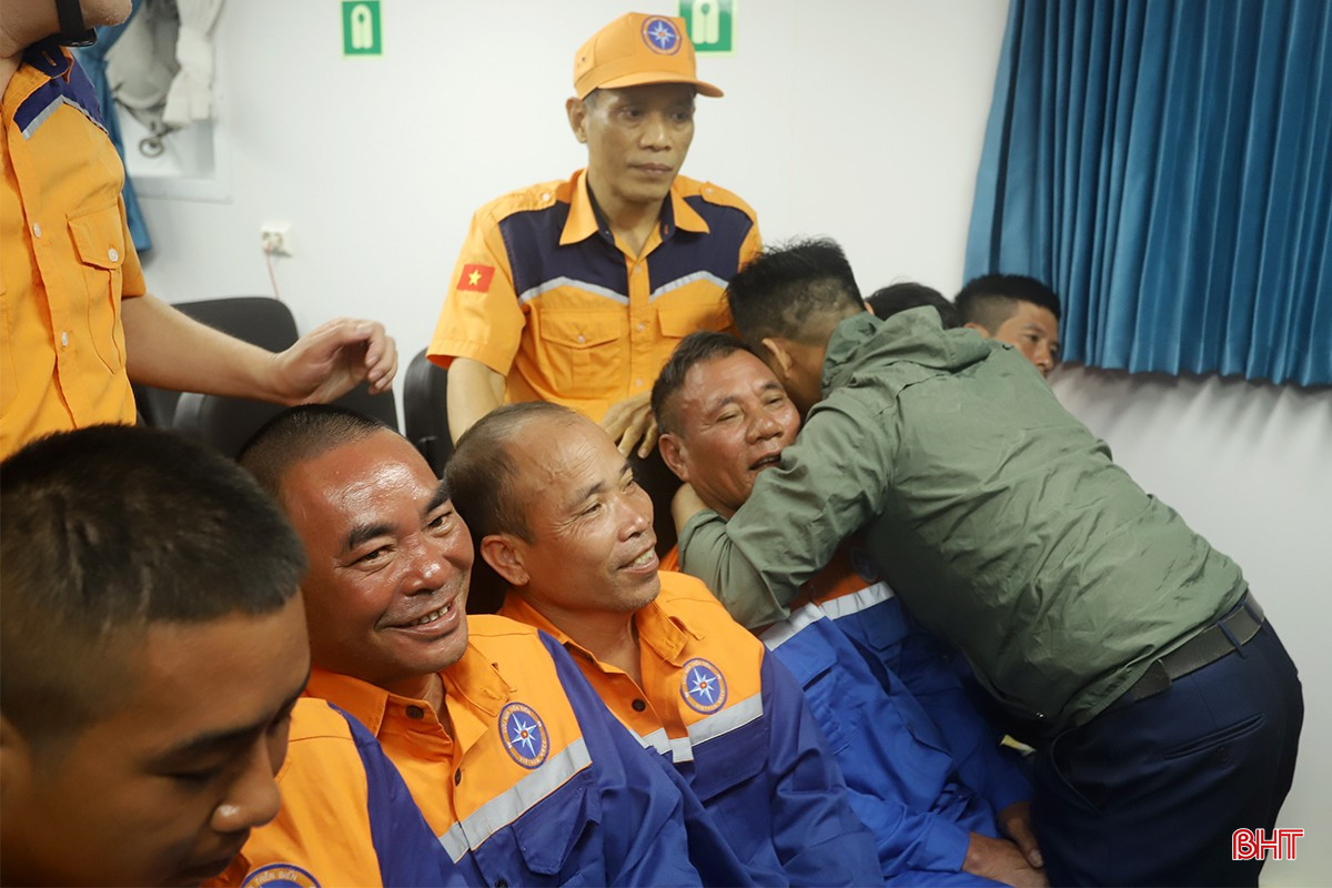 សប្បាយផ្ទុះឡើងពេលបានជួបនាវិក Cong Thanh 07 ម្ដងទៀត។ bqbht_br_chim-tau-05.jpg